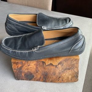 Men’s black leather Tommy Bahama slip on loafer Size 12 M with white stitch